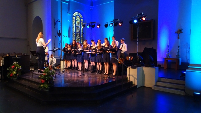 Jongerenkoor Driebergen tijdens het Jubileumconcert in de Sint Petrus' Bandenkerk