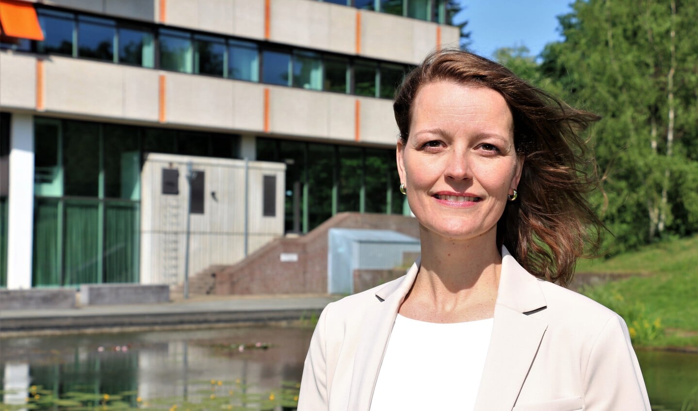 Hester Veltman voor het gemeentehuis. ,,Mijn motto is: een dag niet geleerd is een dag niet geleefd.