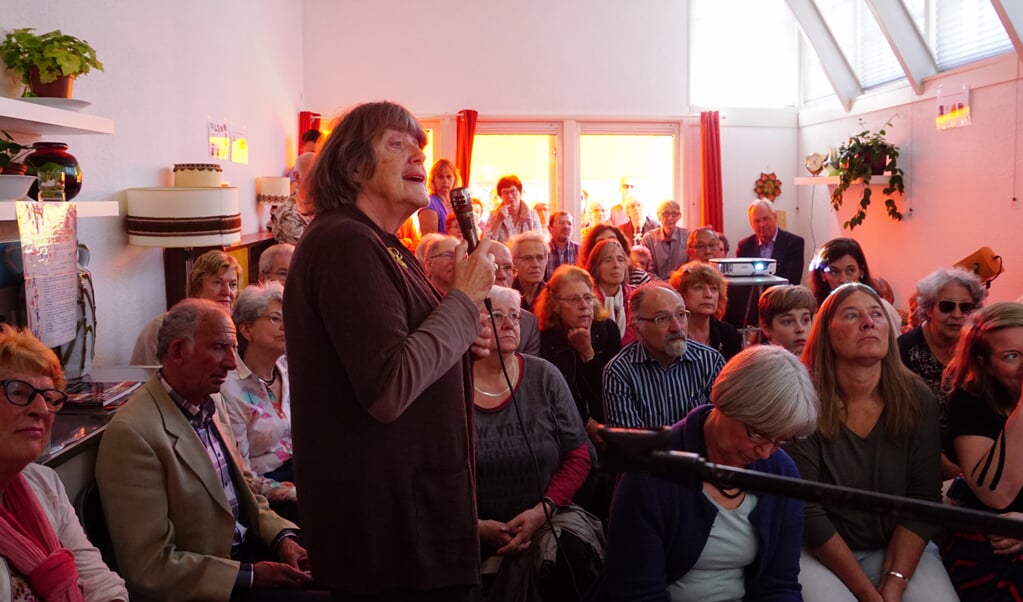 Anne Bulk gaf een presentatie over de Tweede Wereldoorlog in Amstelveen en de historische betekenis van de sjoel. 