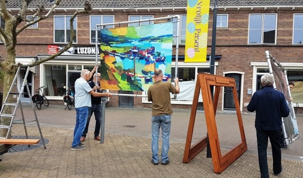 Renkum Leeft, een groep die verbindt en enthousiasmeert, plaatsen de doeken van bekende schilders. (foto: gertbudding.nl)