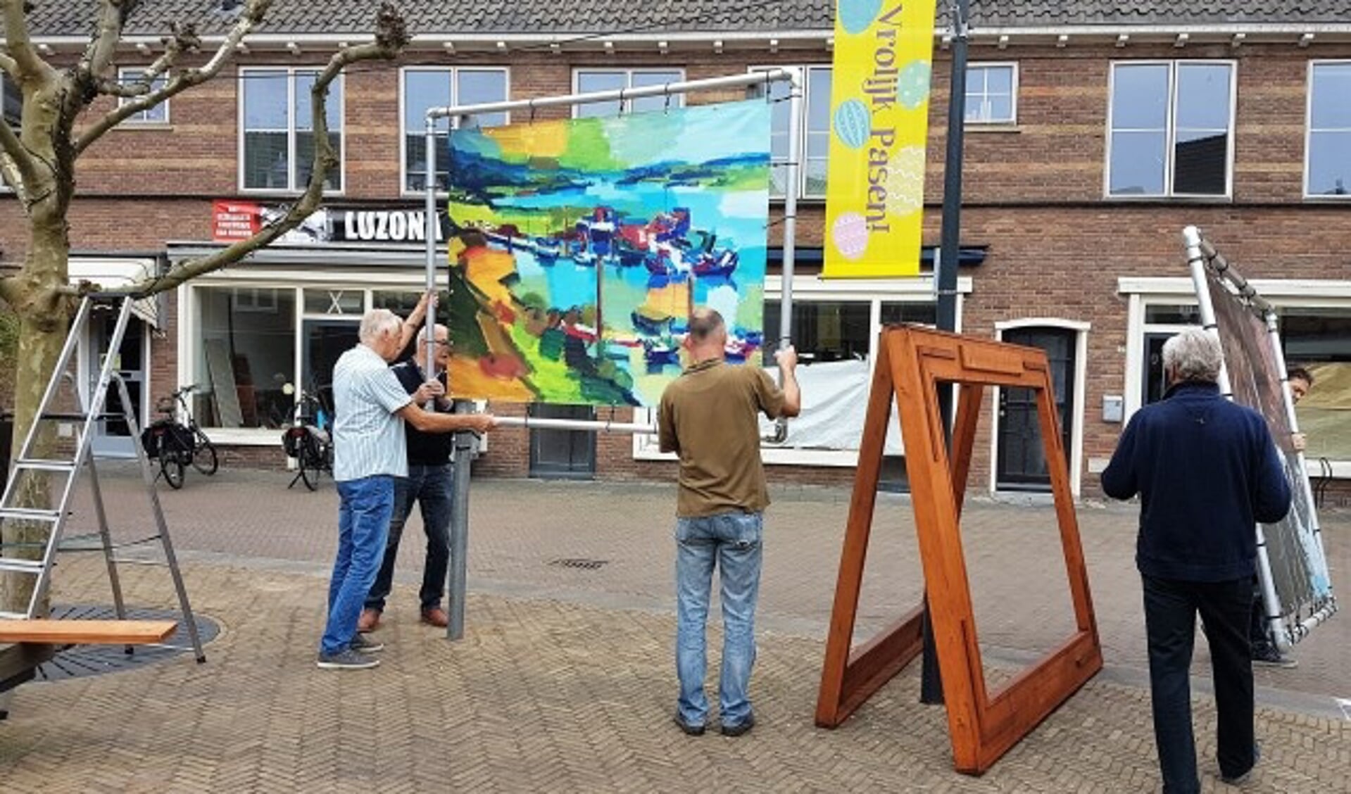 Renkum Leeft, een groep die verbindt en enthousiasmeert, plaatsen de doeken van bekende schilders. (foto: gertbudding.nl)