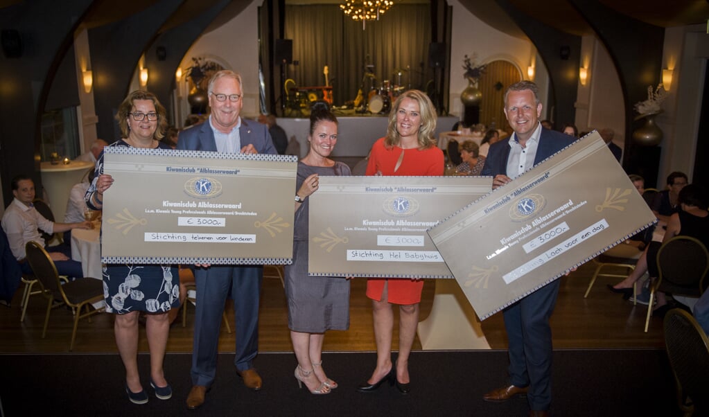 Stichting Tekenen voor Kinderen, Stichting het Babyhuis en Stichting Wens voor één dag namen ieder een cheque ter waarde van 3000 euro in ontvangst.
