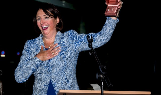 Christa Kuiper zichtbaar verrast door het mooie afscheidscadeau