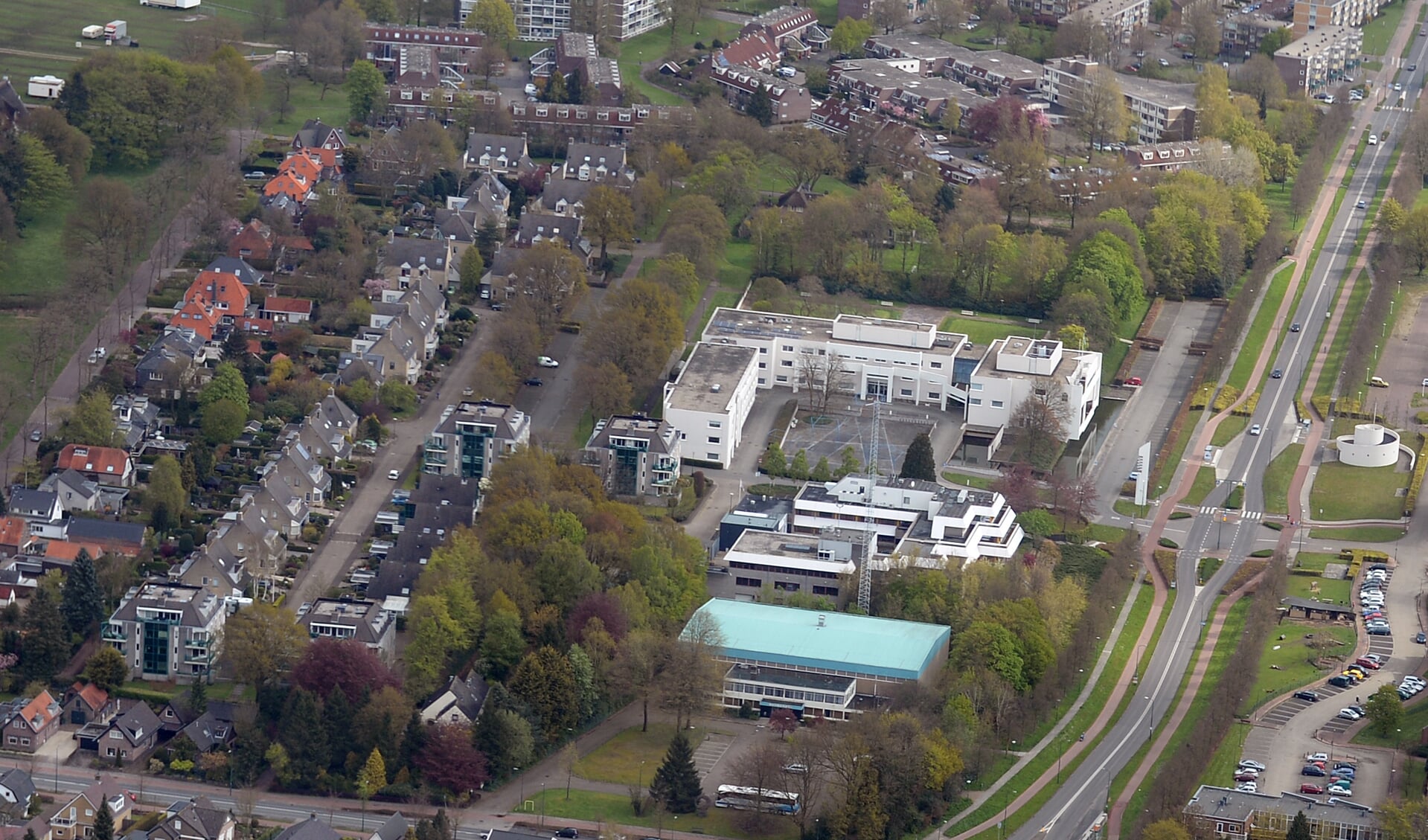Links de Heetakker, daarnaast het Raadhuisplein met op de voorgrond Beukendal, daarachter het politiebureau en gemeentehuis en rechts de Dalweg.