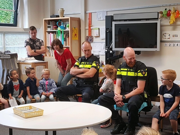 Wijkagenten op bezoek op de Oranje Nassau