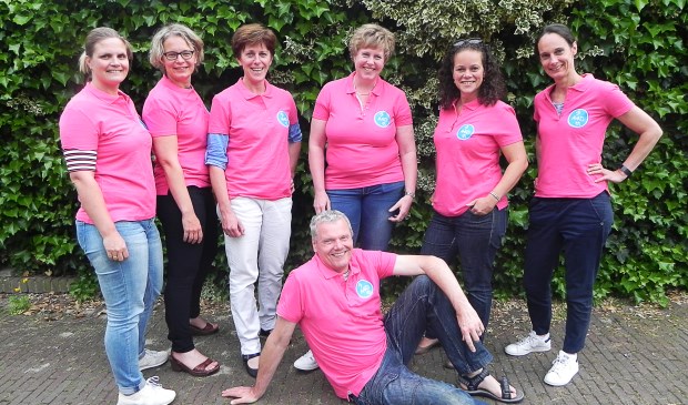 Het bestuur heeft zich een opvallend roze outfit aangemeten.