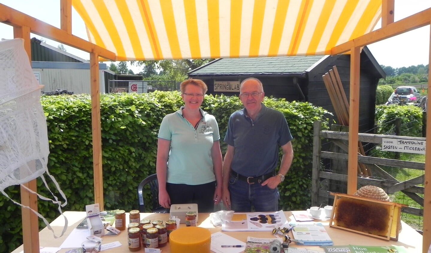Imkers Iebe en Ingrid Mondermangaven informatie over het houden van bijen en verkochten bijprodukten.                               