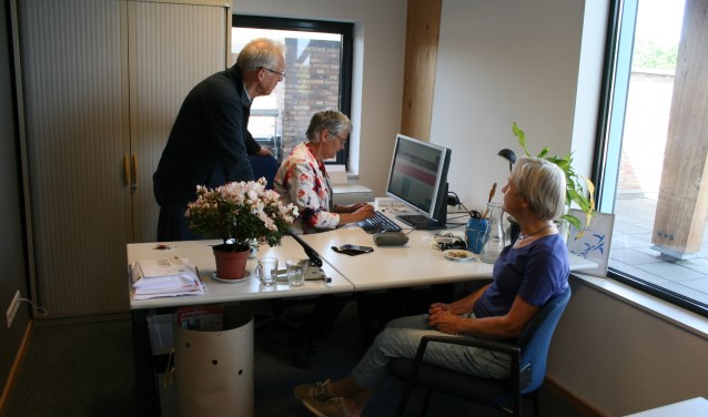 Carel Hardeman, Anneke Doeven en Marjan de Walle in het kantoor van VWSB
