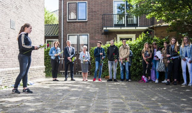 Sanne Roskam leest tijdens de herdenking een gedicht voor.