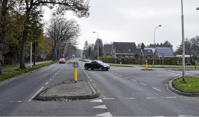 Bewoners verzetten zich tegen de aanleg van een rotonde op de kruising Stationsweg/Van Wijnbergenlaan.