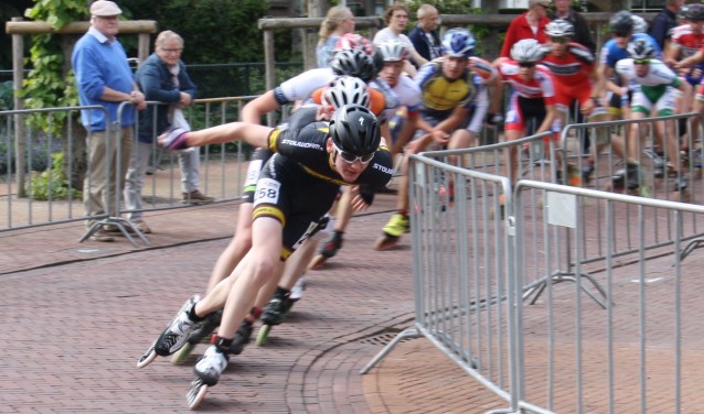 Eenmaal op gang haalt het peloton hoge snelheden.