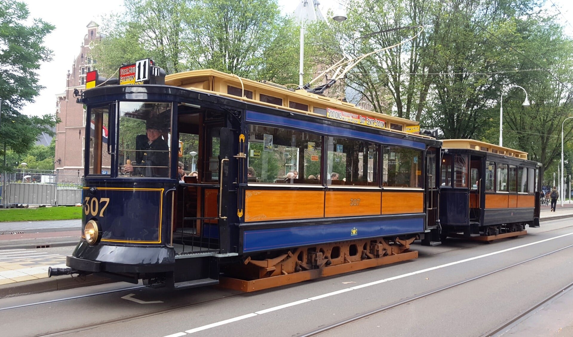 Een tweeasser type 'stoeltjeswagen' van 1914, gebouwd door Werkspoor. Deze deed dienst tot 1950. Erachter een bijwagen uit 1911, ook afkomstig van Werkspoor.