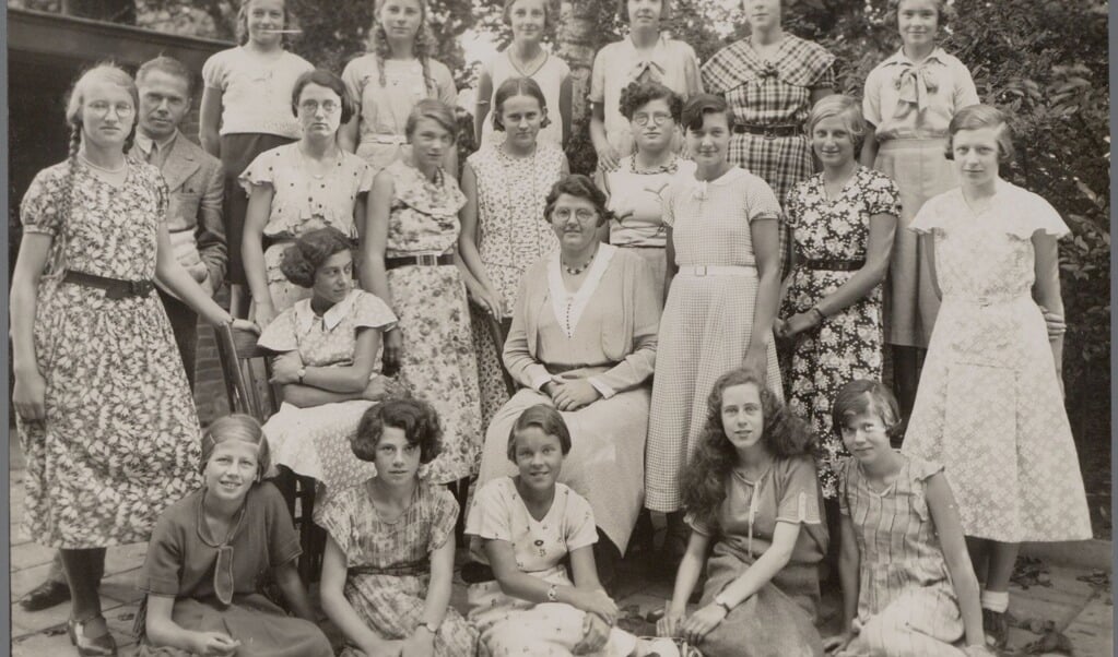 Klassenfoto van de Openbare School. Het tweede meisje vooraan links is Etty van Tijn.