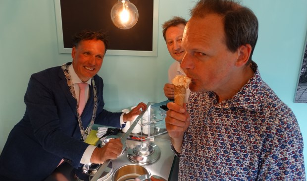 Wethouder Eijbersen, Vincent Bijlo met op de achtergrond Sander, een van de eigenaren van De IJskluis