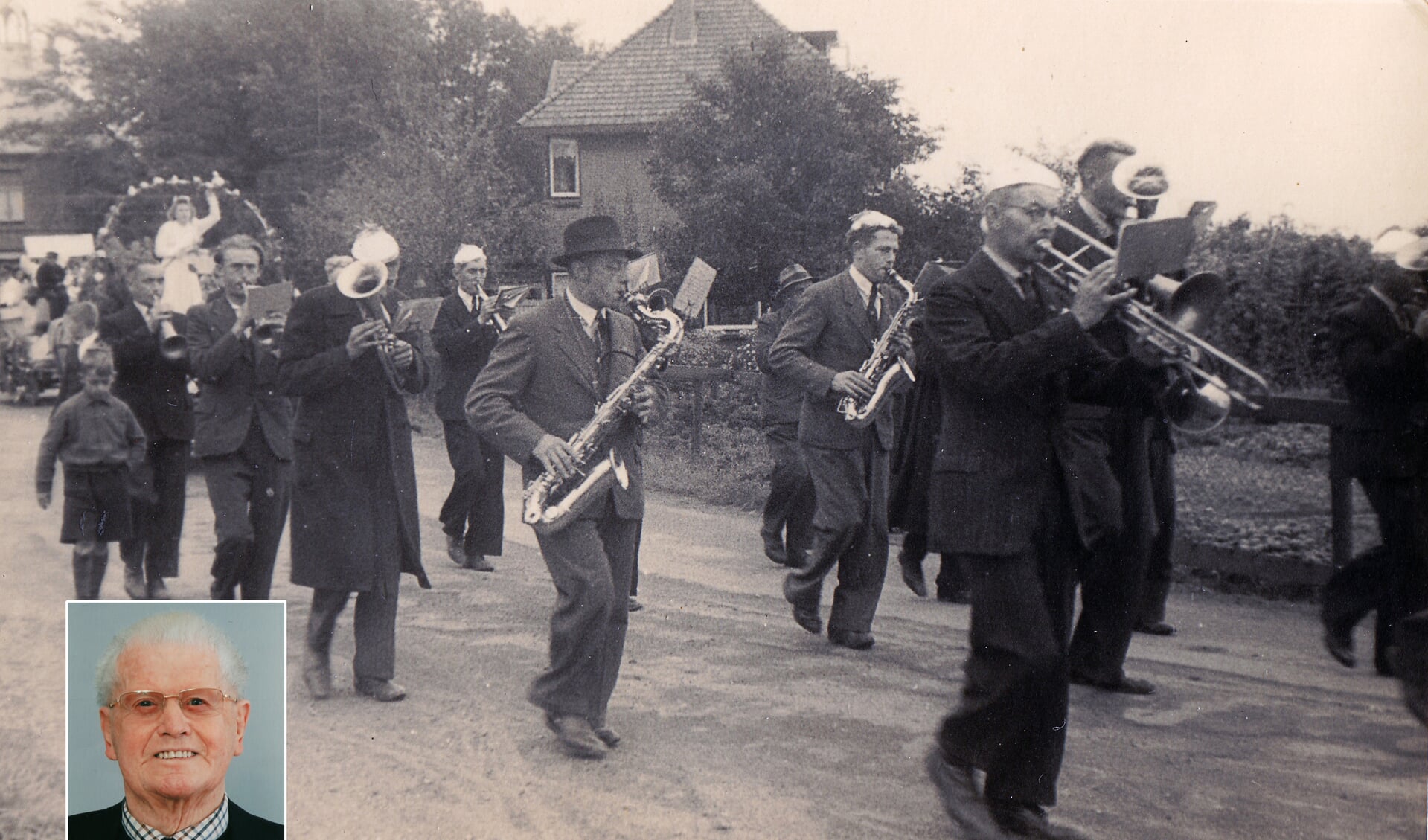 Fanfare Constantia tijdens het bevrijdingsfeest in september 1945. Inzet: Theo van den Boogaard.