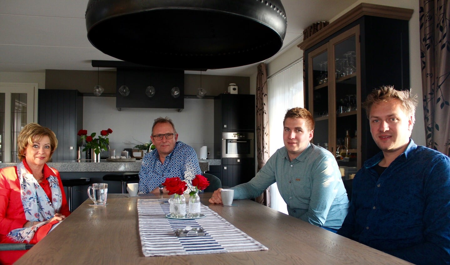 Van links naar rechts: Ria, Jaap, Niels en George de Greef aan de eettafel: ,,Doorgaan op dezelfde voet zien we geen van allen zitten.''