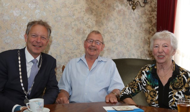 Burgemeester Mark Röell kwam Henk en Elly Hibbel persoonlijk feliciteren.