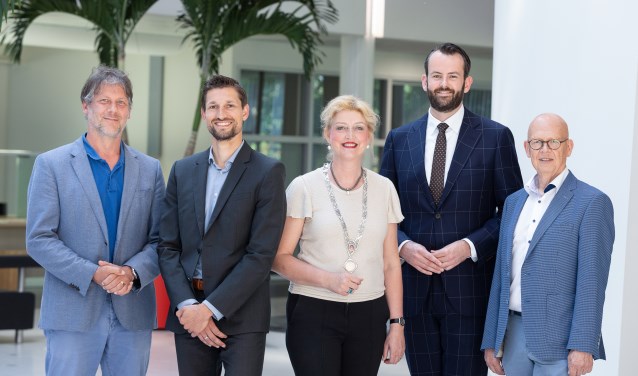 Ro van Doesburg, Eelke Kraaijeveld, burgemeester Reinie Melissant-Briene, Joost van der Geest en Dick van Zanten