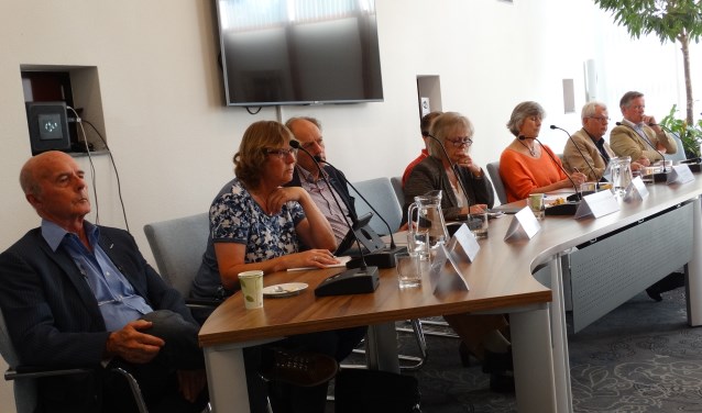 De fracties van CDA en De Liberalen zitten in de raadszaal al gezamelijk tegenover P21 (hier tijdens debat over Rhijnhaeghe)