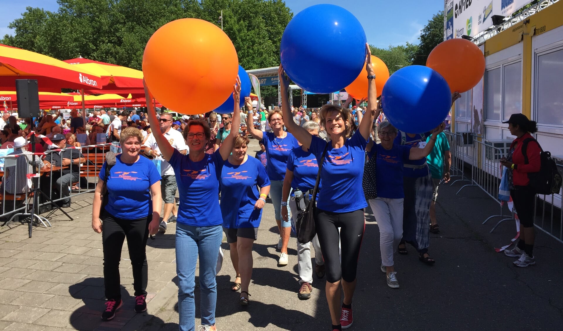 De Woudenbergse Carla Aalderink (met oranje bal) zet zich samen met de andere sponsorlopers in voor 50.000 mensen met de ziekte van Parkinson(ismen)