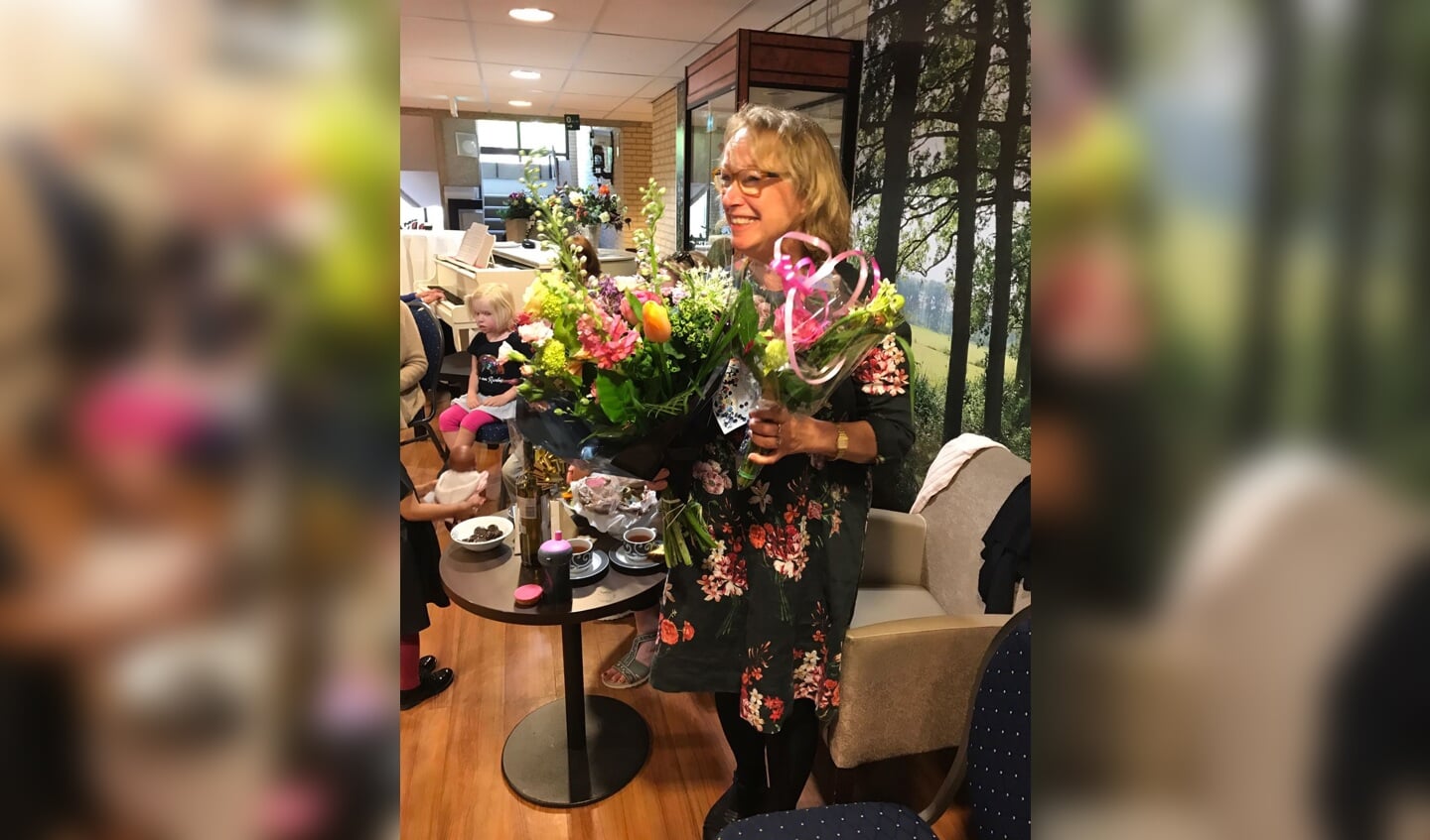 Adri tussen de bloemen