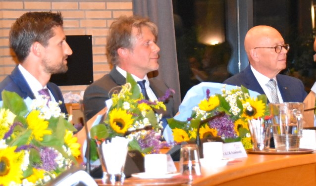 Ro van Doesburg (midden) samen met collega-wethouders Eelke Kraaijeveld (links) en Dick van Zanten (rechts.