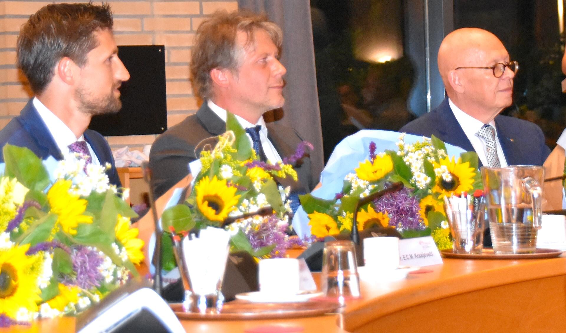 Ro van Doesburg (midden) samen met collega-wethouders Eelke Kraaijeveld (links) en Dick van Zanten (rechts.