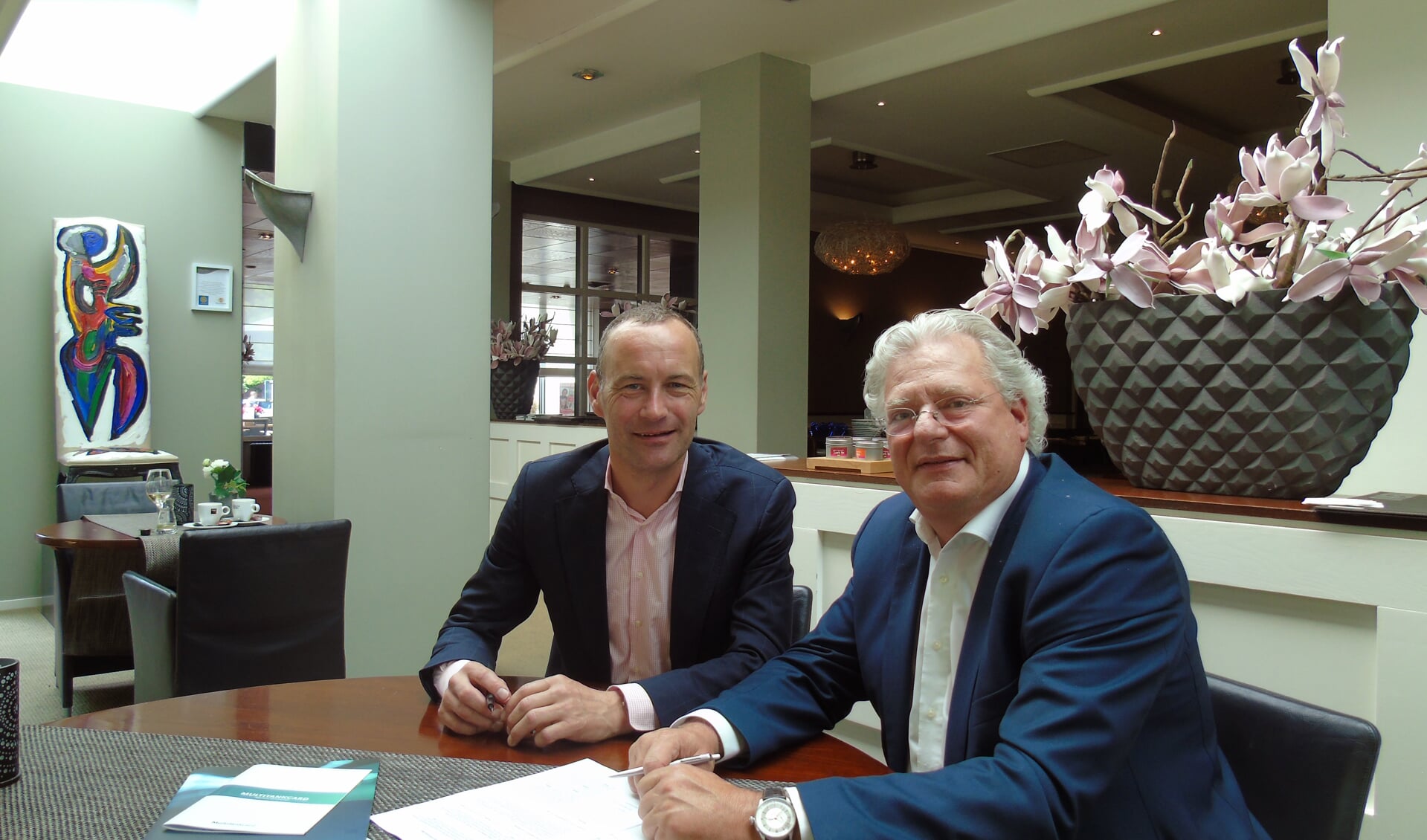 Ondertekening contract door Patrick Roozeman, directeur MTc (links) en operationeel directeur René Schilders van ICLH.