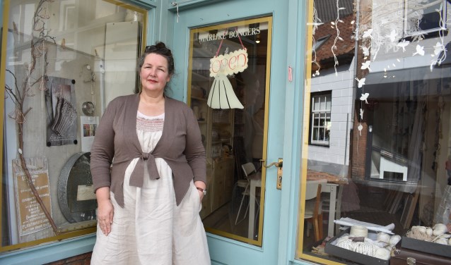 Marijke Bongers voor haar studio in Hardinxveld-Giessendam