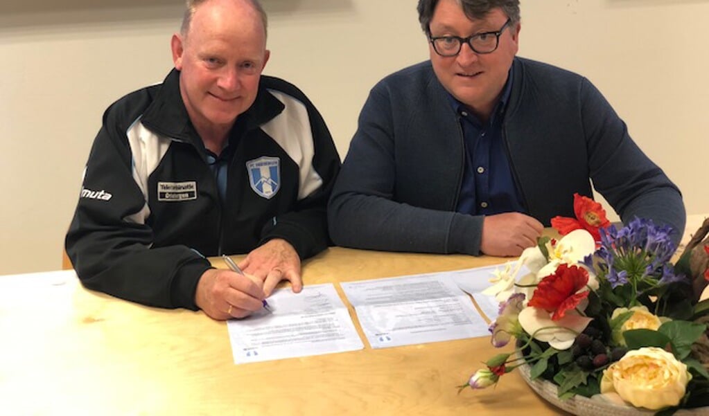 Ton van Garderen (links) tekent het nieuwe contract onder toeziend oog van voorzitter Erik Zegwaart