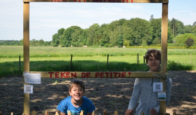 Jesse (l) en Sybren (r) maakte dit frame om aandacht te vragen voor de petitie en het uitzicht te reden.