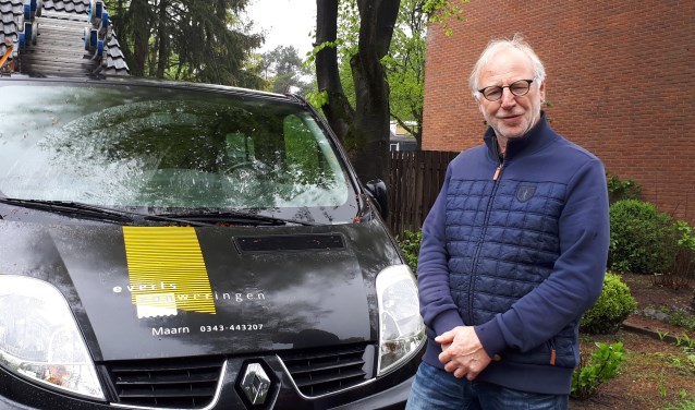 Willem Everts komt aan huis om de opties voor zonwering te bespreken.