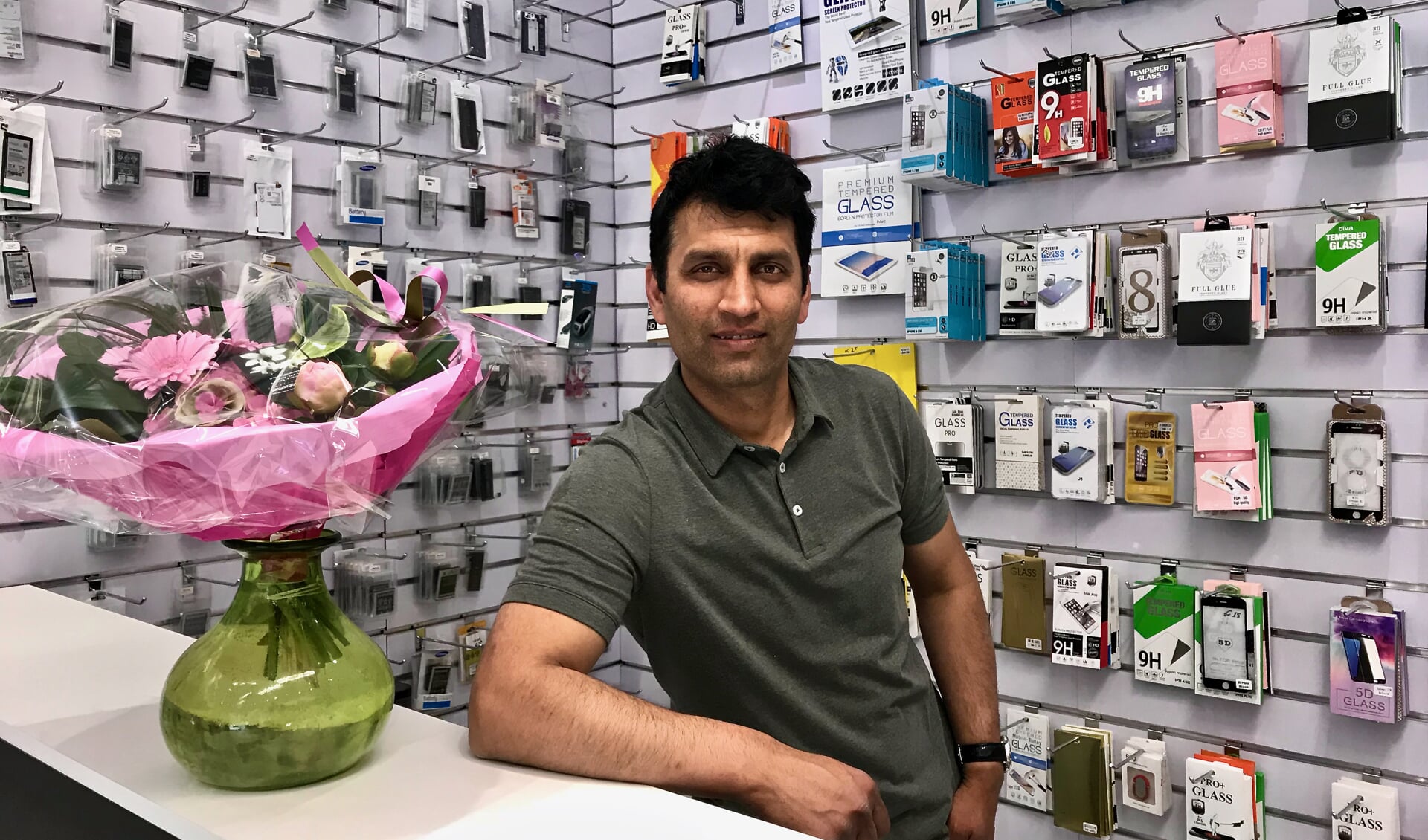 Mohammed Ehsan Sayed heeft in zijn winkel een ruim assortiment telefoons en accessoires.