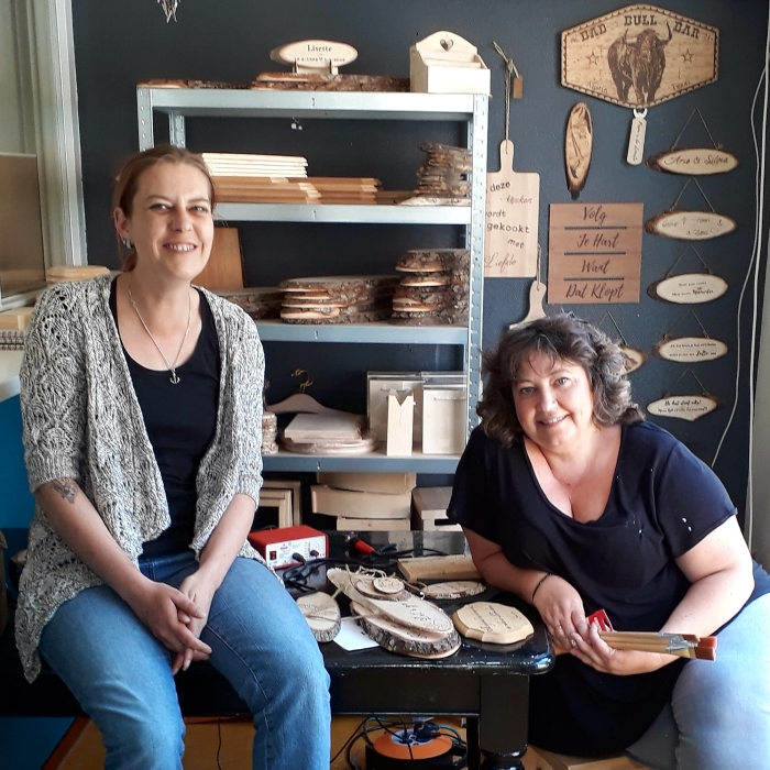 Silvia (links) en Astrid in het Creatief Centrum
