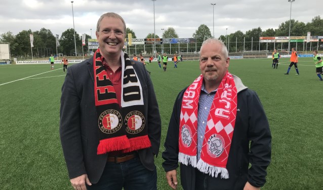 Albert de Bruin (links) en Gert Jan Blok zijn verguld met de komst van zowel Feyenoord als Ajax naar SDC Putten.