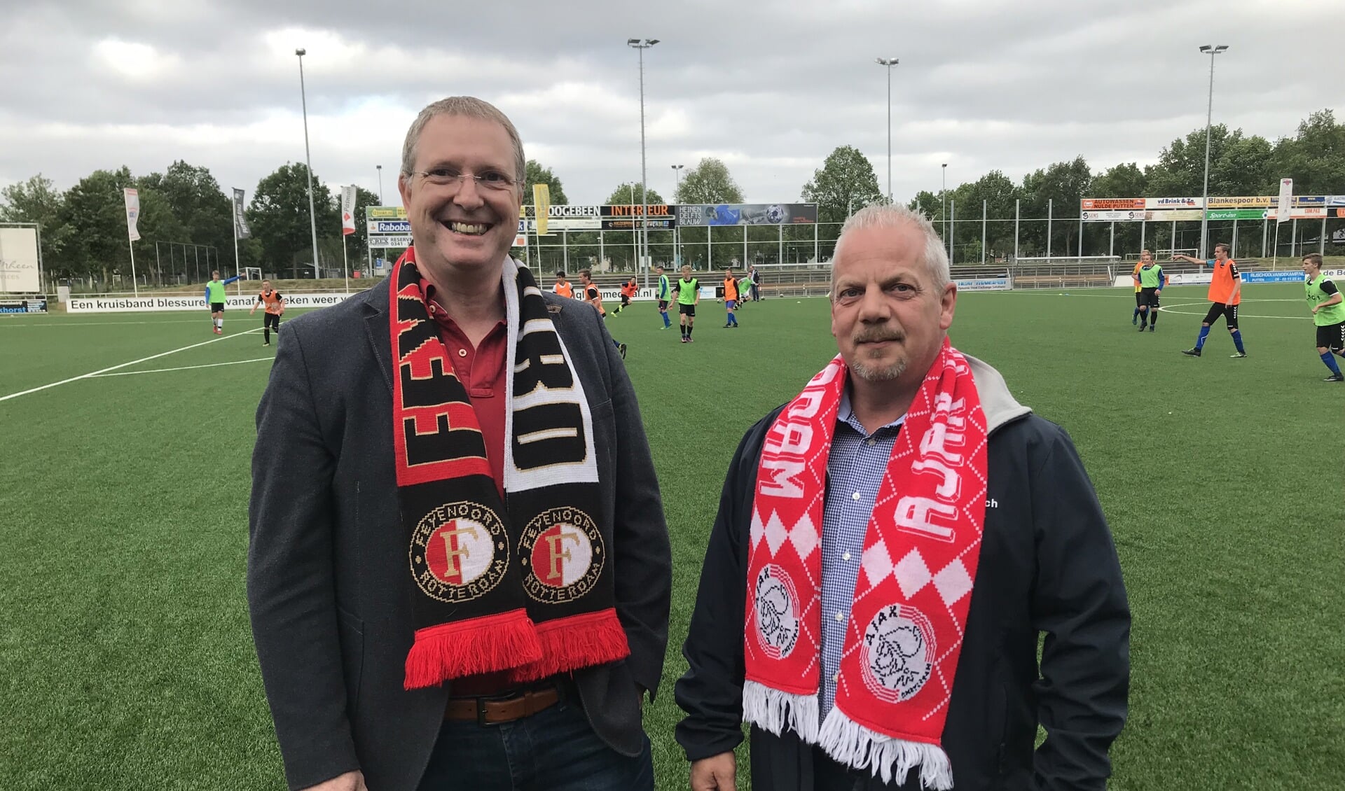 Albert de Bruin (links) en Gert Jan Blok zijn verguld met de komst van zowel Feyenoord als Ajax naar SDC Putten.