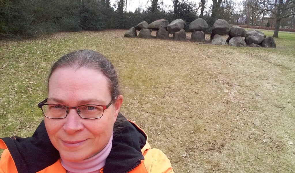 Een selfie van Annemieke Bohus-Vlierhuis (50) bij een van de hunebedden die zij wandelend voorbijtrok.