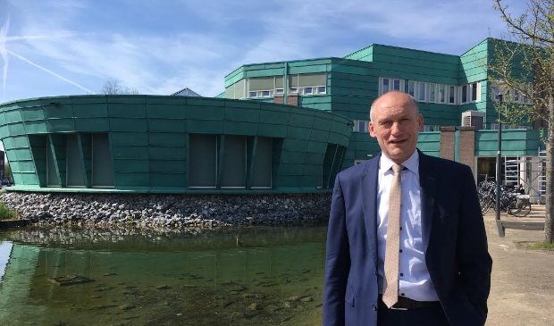 <p>Wethouder Hans Marchal voor gemeentehuis</p>
