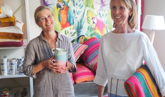 Gemmy Veldhuizen en Irene Schiebroek zijn trots op hun unieke winkel.
