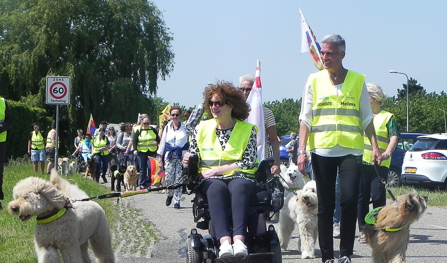 Anita Korff de Gidts met hond Butler uit Wijk bij Duurstede voerde samen met Helma Verhoeven de laatste etappe aan.  