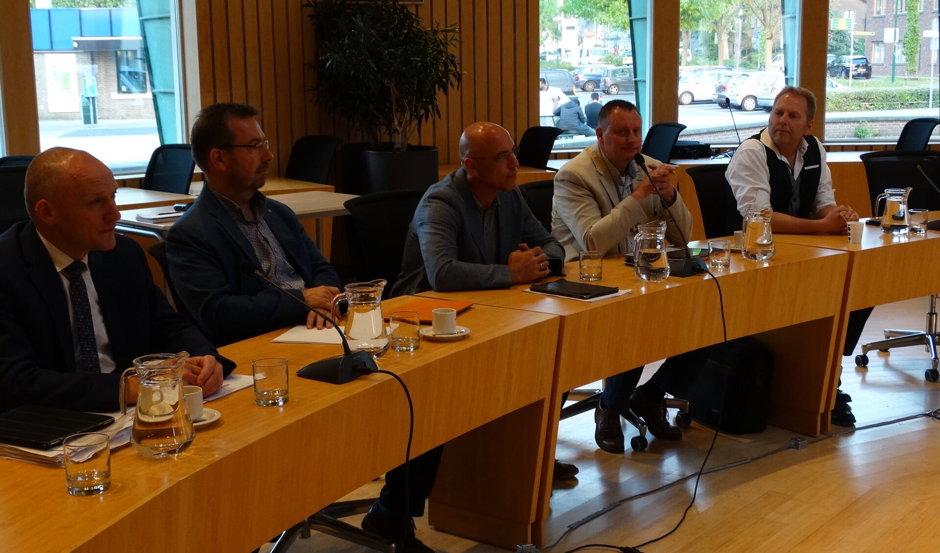  Onderhandelaars van PCG, GroenLinks en VVD tijdens de spiegelbijeenkomst over het coalitieakkoord