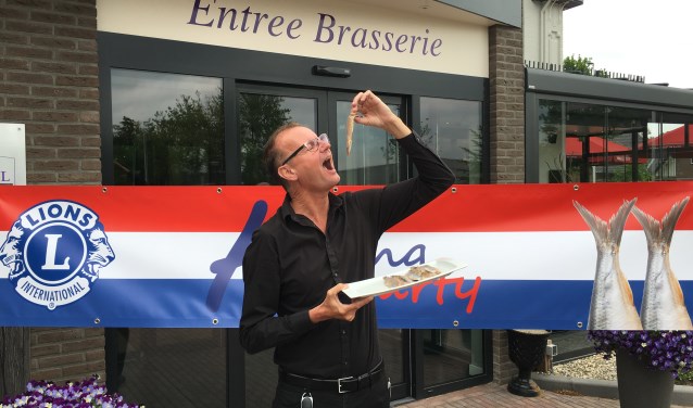 De eerste harinkies happen kan tijdens de Haringparty in Schimmel Brasserie.