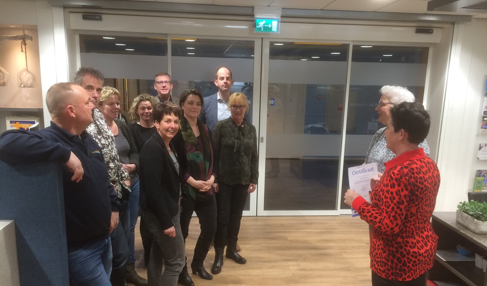 Vallei Wonen kreeg  in  februari als eerste organisatie de dementievriendelijke sticker uitgereikt.