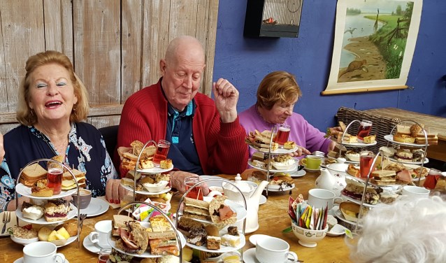 In Eemnes genoten de ouderen van een high tea.