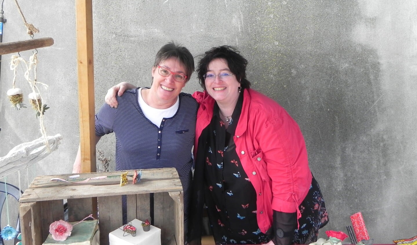 Zuterliefde: Buurvrouw Carla bood haar zelfgemaakte keramiek aan en had daarbij versterking gekregen van haar zus uit Limburg.                                