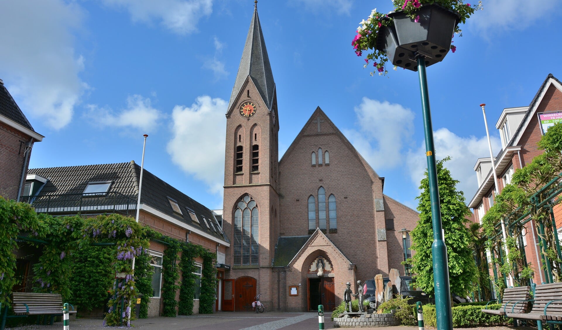 De rooms-katholieke Catharinakerk aan de Langstraat in Barneveld