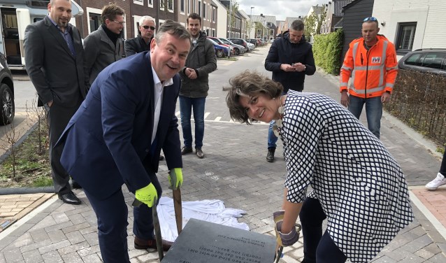 Marian van der Weele van de Gemeente en John van den Heuvel van BPD leggen de gedenksteen neer.