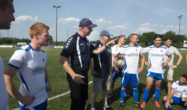 Een tevreden interim trainer John van Loen na afloop van de wedstrijd