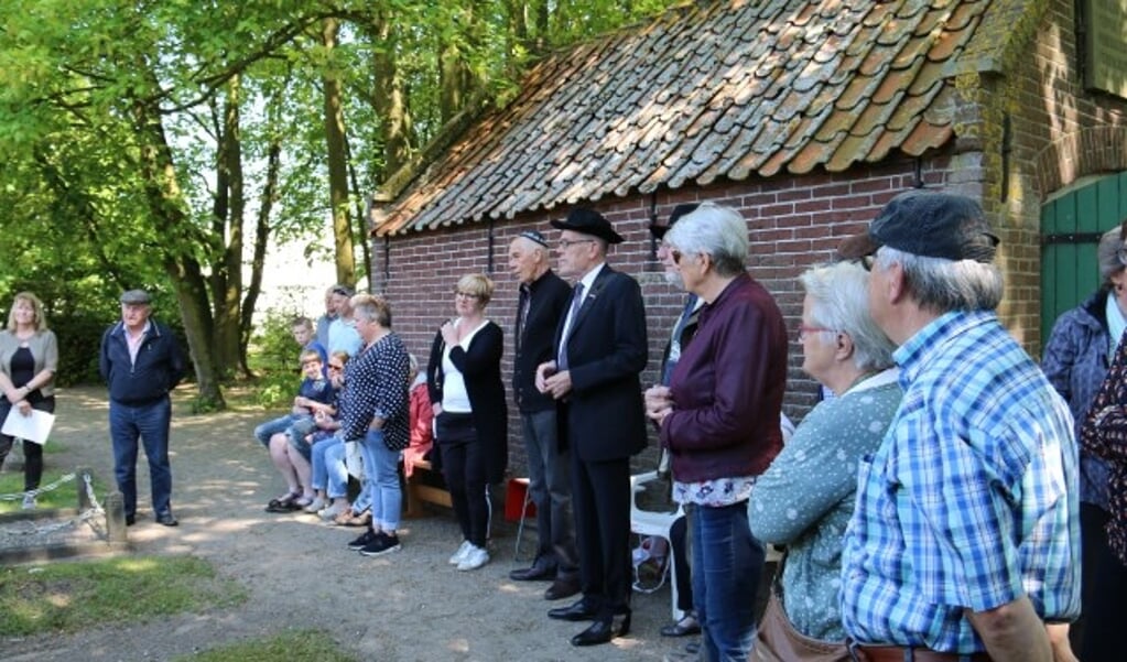 Er was veel belangstelling op de kleine Joodse begraafplaats aan de Parallelweg. Ook burgemeester Piet Zoon (m) was spontaan aanwezig. (Foto's: Hennie Henzen)