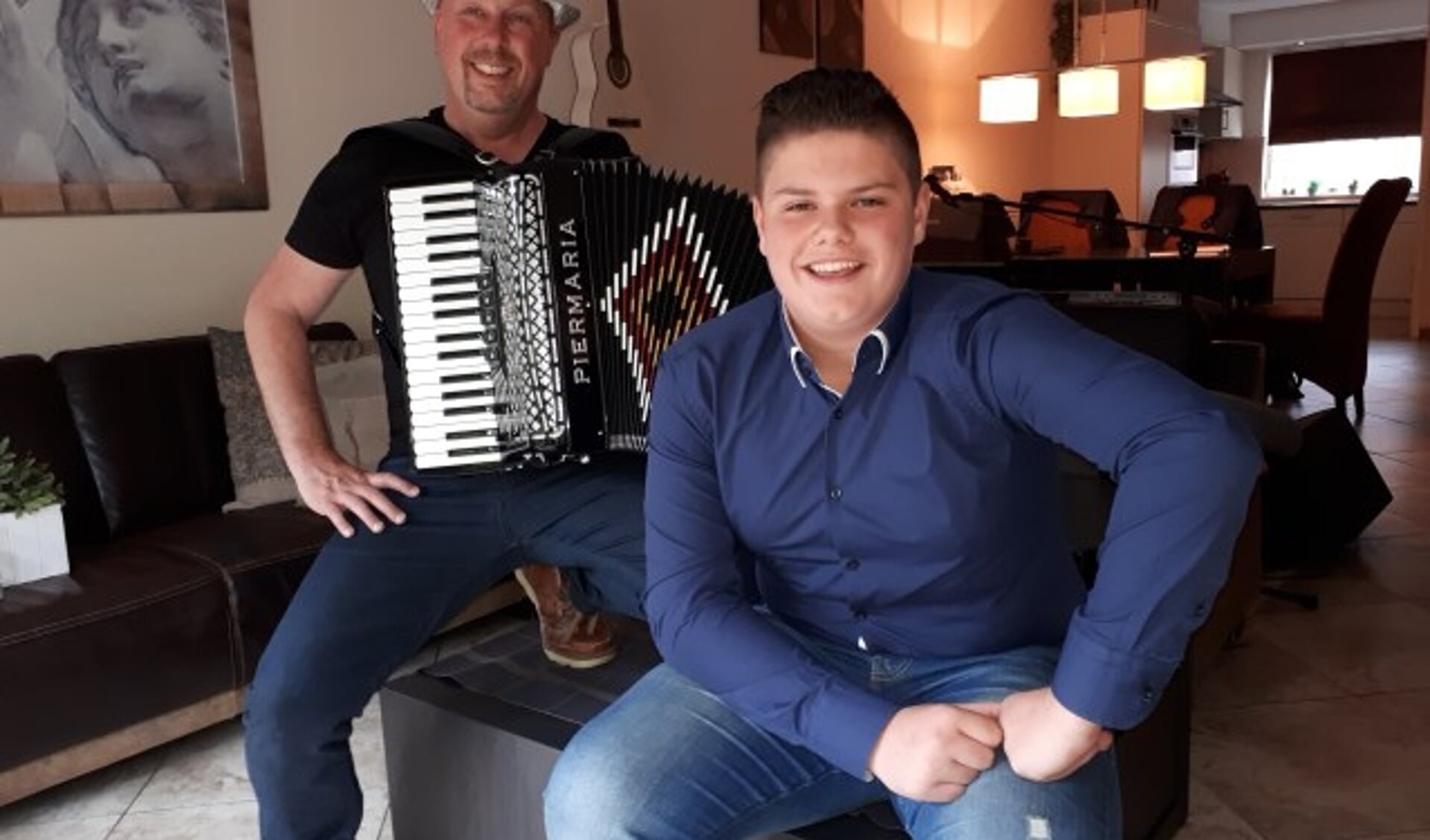 De Veenendaalse zanger Justen de Wildt (14) treedt op 9 mei as. op in het Cultureel Café Veenendaal, waar hij begeleid wordt door Kees Schoeman op de accordeon. (Foto: Jaap Pilon) 